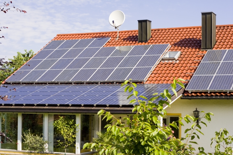 Solarmodulen auf einem Einfamilienhaus